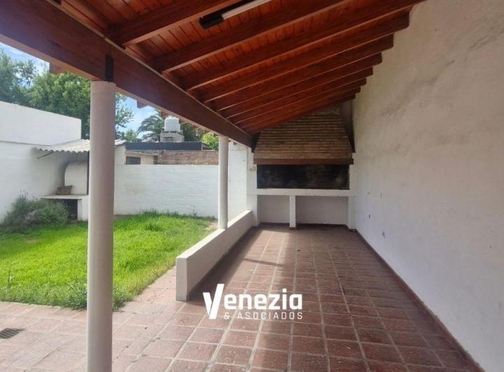 Casa · 100m² · 5 Ambientes · 2 Cocheras