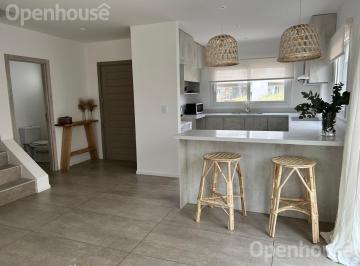 Casa · 128m² · 4 Ambientes · 2 Cocheras · Town Hosue de 3 Dorm. en Alquiler en Pilara