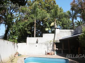 Casa · 244m² · 4 Ambientes · 4 Ambientes Jardin Pileta Quincho Cochera Acepta Permuta / Vicente Lopez