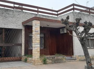 Casa · 128m² · 4 Ambientes · 3 Cocheras · Casa en Lomas del Mirador