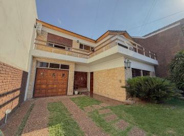 Casa · 250m² · 6 Ambientes · 2 Cocheras · Casa de 6 Amb con Fondo y Pileta, Apto Credito, en Venta, Haedo