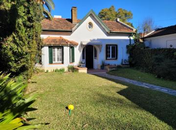 Casa · 140m² · 4 Ambientes · 2 Cocheras · Interesante Chalet de Una Planta Para Actualizar