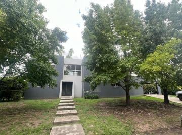 Casa · 242m² · 5 Ambientes · 2 Cocheras · Casa en Venta en Barrio Cerrado en Ituzaingo Norte