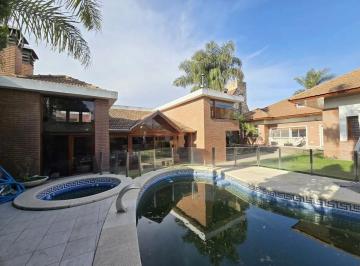 Casa · 430m² · 4 Ambientes · 4 Cocheras · Venta Casa en Ramos Mejía: Lujo, Confort y Seguridad