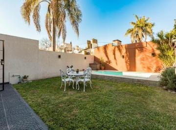 Casa · 190m² · 7 Ambientes · 1 Cochera · Casa 3 Dorm. Cochera Quincho y Pileta