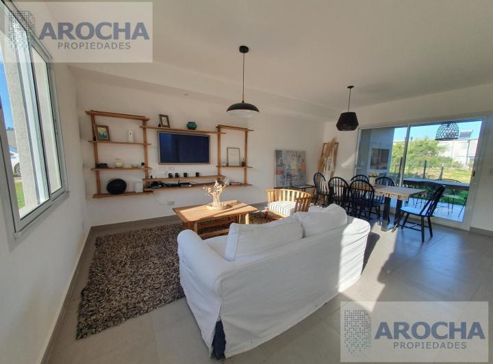 Casa · 104m² · 4 Ambientes · 2 Cocheras