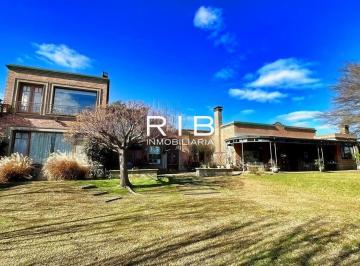 Casa de 6 ambientes, Pilar · Importante Propiedad Estilo Campo Sobre 2565 m²