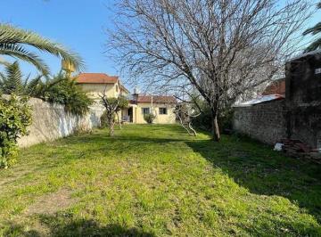 Casa · 98m² · 3 Ambientes · 2 Cocheras · Excelente Casa con Amplio Terreno Al Fondo y Jardín Al Fte.