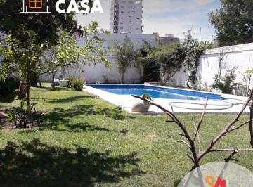 Casa · 142m² · 4 Ambientes · 1 Cochera · Casa Céntrica de 2 Dorm. con Amplio Patio y Pileta