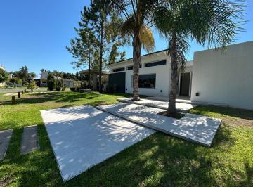 Casa · 270m² · 5 Ambientes · 2 Cocheras · Venta Casa en Campos de Esther