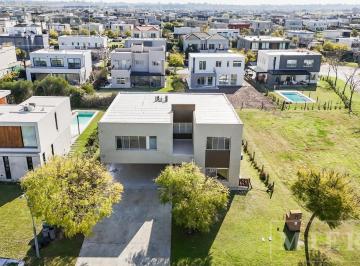 Casa · 259m² · 6 Ambientes · 2 Cocheras · Casa en Venta con Renta Sobre Lote Interno en Barrio Vistas Puertos, Escobar