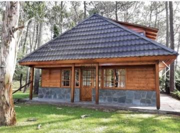 Quinta vacacional · 195m² · 4 Ambientes · 2 Cocheras · Hermosa Cabaña Estilo Bariloche en Carilo! Oportunidad