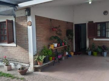 Casa · 121m² · 4 Ambientes · 1 Cochera · Casa en Venta de 3 Dorm. C/ Cochera en Villa Santa Cruz del Lago