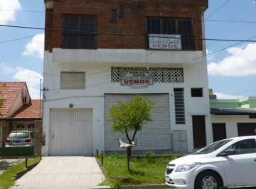 Casa · 200m² · 5 Dormitorios · Amplio Lote C/ Dos Departamentos y Galpón - Sobre Av / Lanus Oeste