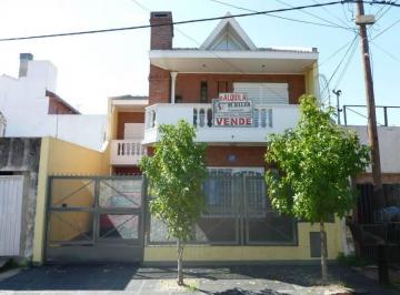 Casa · 200m² · 3 Dormitorios · 2 Cocheras · Excelente Chalet a m. de Avs Principales / Lanus Oeste