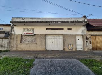Casa · 200m² · 4 Ambientes · 2 Cocheras · Casa Lote Propio C/ Cochera y Fondo / Lanus Oeste