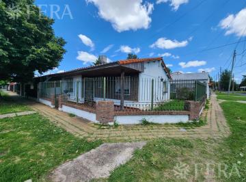 Esquina · Venta de Casa de 4 Ambientes con Cochera Cubierta en Quilmes