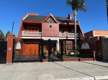 Casa · 352m² · 6 Ambientes · Chalet en Venta en G. de Laferrere