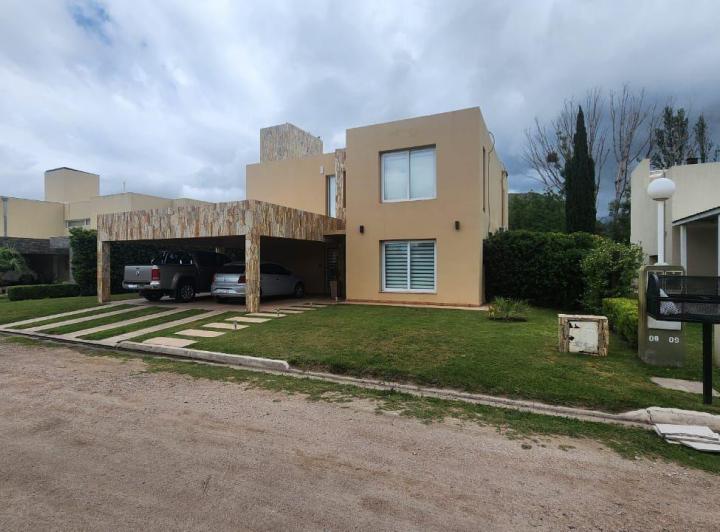Casa · 270m² · 5 Ambientes · 2 Cocheras