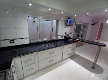 Casa · 241m² · 5 Ambientes · Casa en Venta de 5 Ambientes con Cochera, Jardín y Quincho