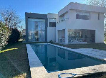 Casa de 5 ambientes, Berazategui · Fincas de Hudson - Casa Moderna de Categoría, C/4 Dorm y Piscina
