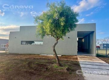 Casa · 160m² · 4 Ambientes · 2 Cocheras · Casa en San Sebastian
