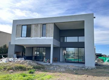Casa · 227m² · 4 Dormitorios · 2 Cocheras · Venta de Casa en San Matias