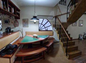 Casa · 130m² · 5 Ambientes · 1 Cochera · Casa en Hermoso Barrio de Zona Sur