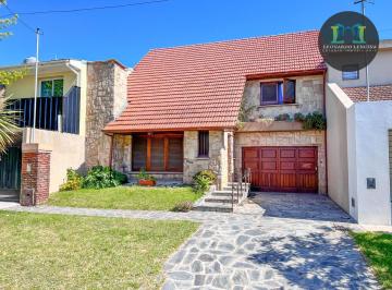 Casa · 192m² · 4 Ambientes · 2 Cocheras · Venta Chalet - 5 Amb - C/lavadero - Garage y Patio - B° P. Ramos