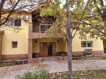 Casa · 500m² · 8 Ambientes · 2 Cocheras · Casa en Jardines de Hilmar, Plottier