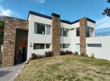 Casa de 6 ambientes, Mar del Plata · Moderno Chalet de Categoría en Venta Lindero Al Golf de Sierra de Los Padres