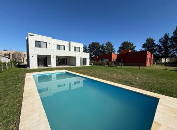 Casa · 286m² · 5 Ambientes · 2 Cocheras · Casa en Venta en Barrio Altos de Campo Grande