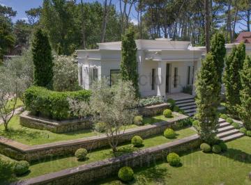 Casa de 6 ambientes, Cariló · Con un Diseño Exclusivo, en El Bosque y Cerca del Mar (Cod - 131)
