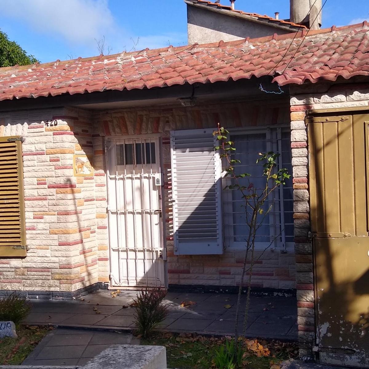 Casa 2 dorm, 60m² en esquina con patio y entrada para auto — Faro Norte