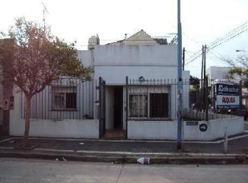 Casa · 1m² · 3 Ambientes · 1 Cochera · Casa Chalet en Venta Ubicado en Lanús Oeste, Lanús, G. B. a. Zona Sur