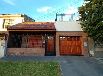 Casa · 220m² · 3 Ambientes · 1 Cochera · Casa en Venta Ubicado en Lanús Este, Lanús, G. B. a. Zona Sur