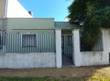 Casa · 110m² · 3 Ambientes · 1 Cochera · Casa en Venta Ubicado en Remedios de Escalada, Lanús, G. B. a. Zona Sur