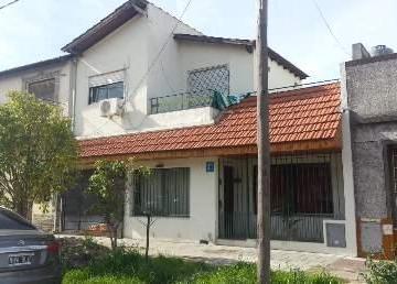 Casa · 102m² · 4 Ambientes · 1 Cochera · Casa en Venta Ubicado en Lanús Oeste, Lanús, G. B. a. Zona Sur
