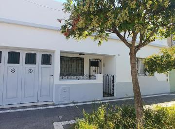 Casa · 77m² · 3 Ambientes · 1 Cochera · Casa en Venta Ubicado en Valentín Alsina, Lanús, G. B. a. Zona Sur
