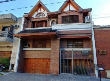 Casa · 350m² · 6 Ambientes · 1 Cochera · Casa Chalet en Venta Ubicado en Lanús Este, Lanús, G. B. a. Zona Sur