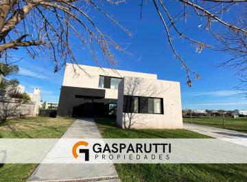 Casa · 220m² · 4 Ambientes · 3 Cocheras · Casa en Venta a La Laguna, Pileta, 3 Dorms Barrio San Matías