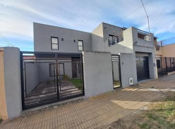 Casa · 190m² · 4 Ambientes · 2 Cocheras · Casa en Dos Plantas con Terraza y Quincho – Lomas de Zamora Oeste