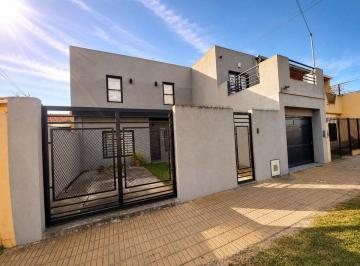 Casa · 190m² · 4 Ambientes · 2 Cocheras · Casa en Dos Plantas con Terraza y Quincho – Lomas de Zamora Oeste