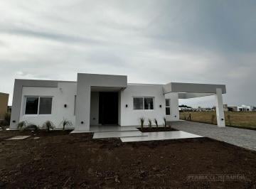 Casa · 179m² · 4 Ambientes · 2 Cocheras · Casa en Barrio Privado