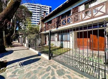 Casa · 232m² · 6 Ambientes · 1 Cochera · Casa en Venta de 2 Plantas con Jardín, Pileta y Parrilla - La Lucila