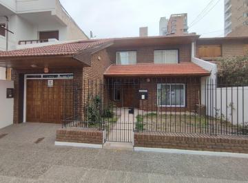 Casa · 209m² · 5 Ambientes · 1 Cochera · Casa en Venta Zona Centro
