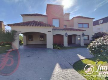 Casa · 222m² · 5 Ambientes · 1 Cochera · Casa en Country "Saint Thomas Este"