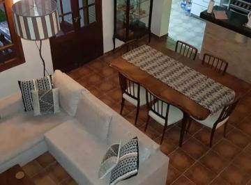 Casa · 150m² · 7 Ambientes · 1 Cochera · Casa en Pilar Centro