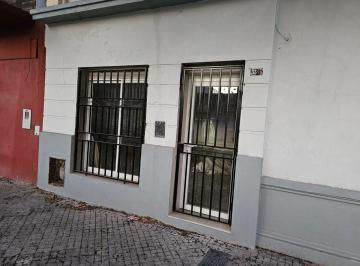 Lindo local , en zona comercial, una una habitacioin que da al frente, patio int · 1 Local por Calle Mitre 3300