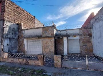 Casa · 141m² · 2 Dormitorios · 1 Cochera · Racedo 4400